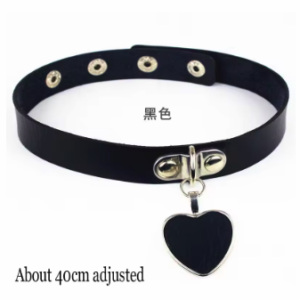 Choker BDSM negro con corazón metálico 🖤💖